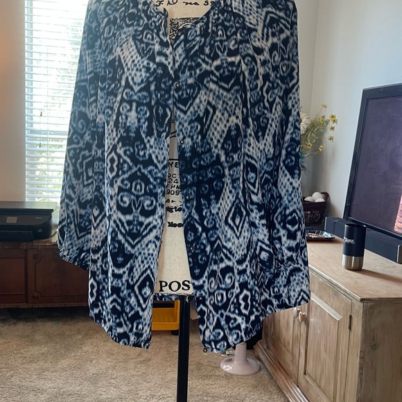 CHICOS- Beautiful Blue Top or Cardigan with button closure and elastic hem - Picture 7 of 8